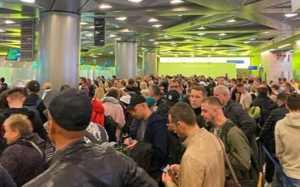Φεύγουν από ξηρά και αέρα νέοι Ρώσοι πολίτες - Καταγγελίες για εξονυχιστικούς ελέγχους των αρχών στα αεροδρόμια (βίντεο)