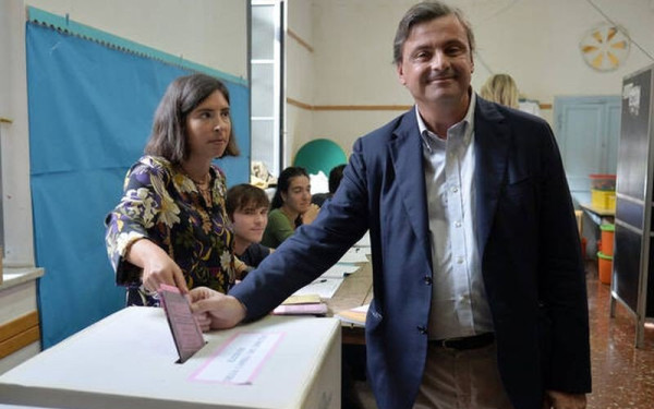 Κάρλο Καλέντα για Μελόνι: «Επικίνδυνη και αβέβαιη η προοπτική που δημιουργείται με τη νίκη της»