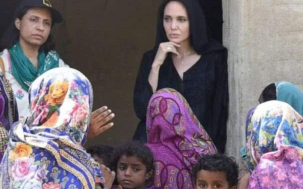 Πακιστάν: Η Αντζελίνα Τζολί επισκέφθηκε τις πληγείσες από τις πλημμύρες περιοχές (βίντεο)