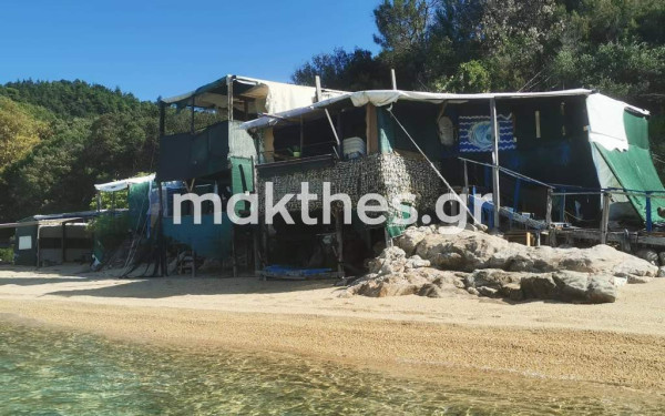 Εικόνες ντροπής σε παραλίες της Χαλκιδικής: Παραπήγματα σε περιοχή Natura (βίντεο & φωτ.)