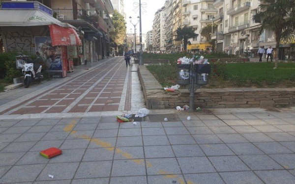 Θεσσαλονίκη: Βανδάλισαν σταθμευμένες μοτοσικλέτες στην πλατεία Ναυαρίνου (φωτ.)