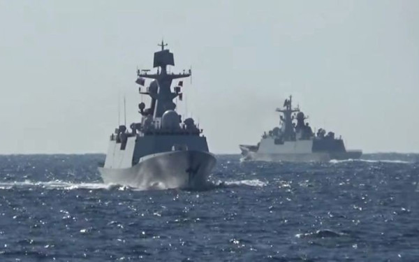 Πολεμικά πλοία Ρωσίας και Κίνας συμμετέχουν σε μεγάλα κοινά ναυτικά γυμνάσια