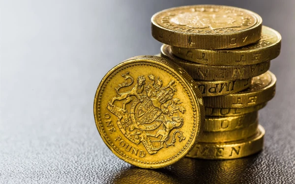 Βρετανία: Η στερλίνα οδεύει προς τη μεγαλύτερη μηνιαία άνοδό της από το 2020