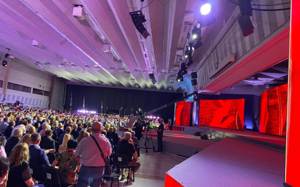 Τα έδωσε όλα ο Τσίπρας: 13η σύνταξη, επανακρατικοποίηση της ΔΕΗ, 800 ευρώ κατώτατο μισθό, 10.000 ευρώ αφορολόγητο  (Live η ομιλία, φωτ.)