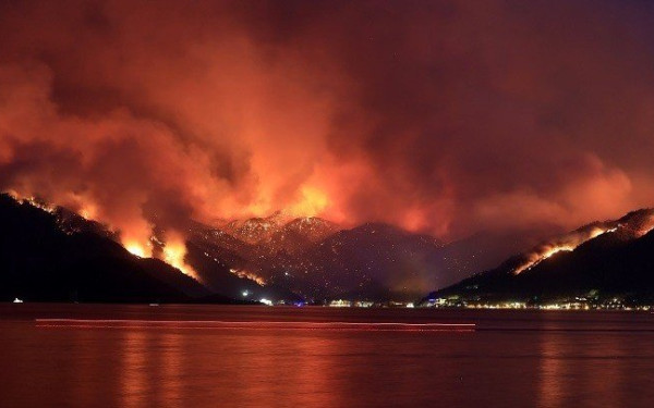 Τουρκία: Πυρκαγιά στο παραθαλάσσιο θέρετρο της Μαρμαρίδας - Δύο νεκροί από συντριβή πυροσβεστικού ελικοπτέρου