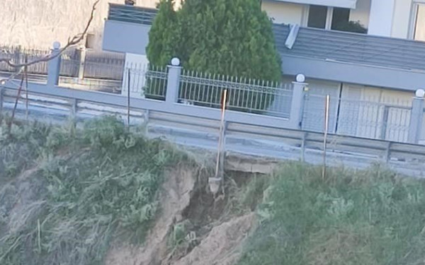 Κίνδυνος να καταρρεύσουν πολυκατοικίες στην Πυλαία - Συνεχείς κατολισθήσεις στα πρανή (φωτ.)