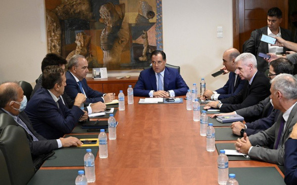 Η συνάντηση Γεωργιάδη - ιδιοκτητών σούπερ μάρκετ έφερε το «καλάθι με 50 προϊόντα της νοικοκυράς»