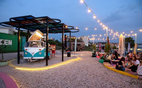 «Γευστικός πόλεμος» με καντίνες αντίκες και ένα παγωτατζή... στο πρώην στρατόπεδο «Μέγας Αλέξανδρος»