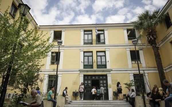 Φάρσα το τηλεφώνημα για βόμβα στην Ευελπίδων (βίντεο)