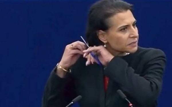 Ευρωβουλευτής έκοψε τα μαλλιά της στο βήμα του ευρωκοινοβουλίου - Δείτε βίντεο