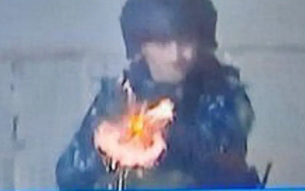 Βίντεο-σοκ: Αστυνομικός πυροβολεί καμεραμάν με πλαστικές σφαίρες