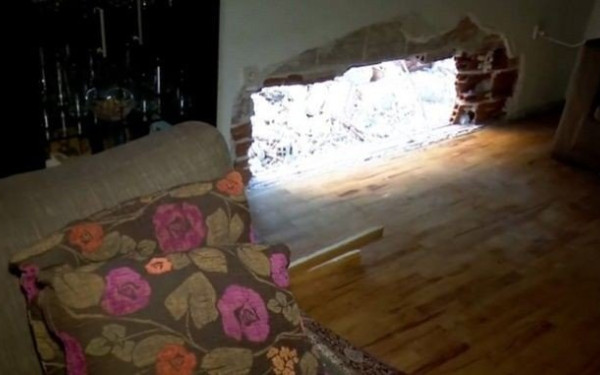 Θεσσαλονίκη: Εργασίες κατεδάφισης άλλης οικοδομής του άφησαν... μια τρύπα στον τοίχο (βίντεο)