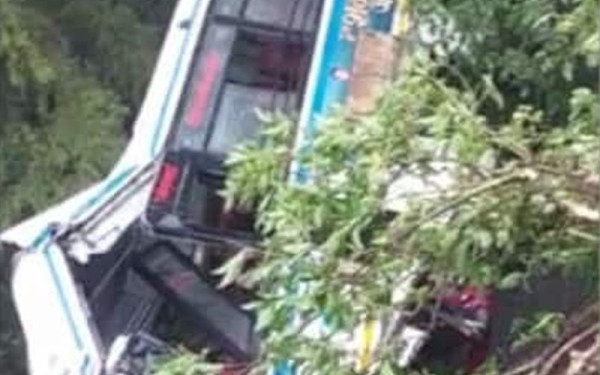 Τραγωδία στην Ινδία: Λεωφορείο έπεσε σε φαράγγι – 25 νεκροί (βίντεο)