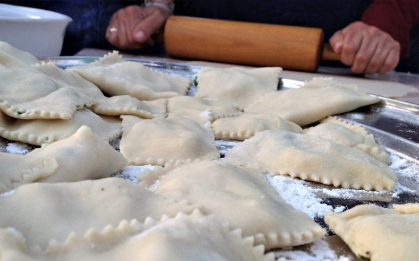 Από γενιά σε γενιά η ιστορική μνήμη μέσα από το φαγητό και τις αφηγήσεις της γιαγιάς στην ποντιακή οικογένεια