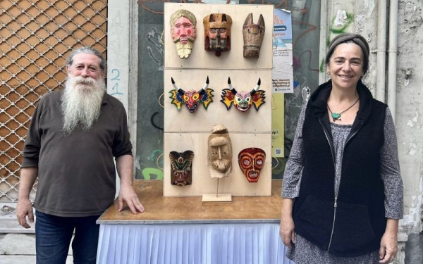 Μια περιπλανώμενη μάσκα έφτασε στη Θεσσαλονίκη από την κολομβιανή Αμαζονία και αφηγείται την ιστορία της