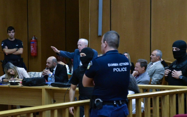 O Κώστας Πλεύρης χαιρέτησε ναζιστικά μέσα στο δικαστήριο