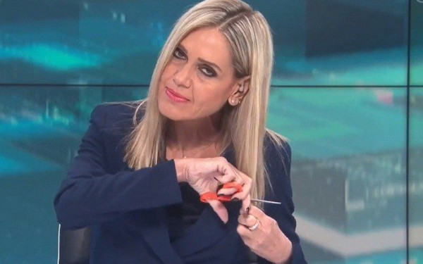 Δημοσιογράφος της ΕΡΤ3 έκοψε τα μαλλιά της σε ζωντανή μετάδοση (βίντεο)