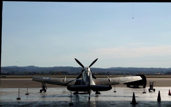 Άφωνοι οι Έλληνες πιλότοι στο κόκπιτ του ελληνικού Spitfire MJ 755 (φωτ.)
