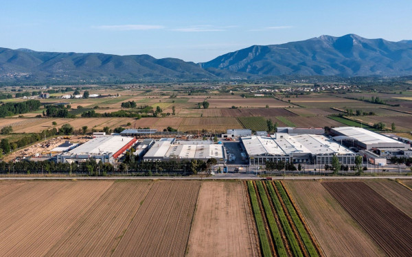 Ποια είναι η ξανθιώτικη Sunlight που πρωτοπορεί στις μπαταρίες σε παγκόσμιο επίπεδο;