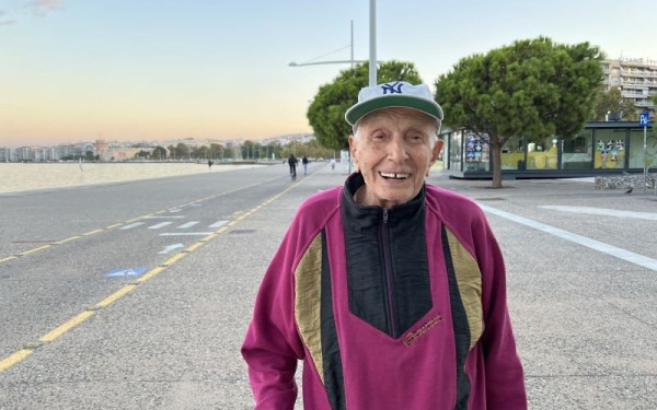 Το λέει η καρδιά του: Είναι σχεδόν 100 ετών, λατρεύει τη ζωή και περπατάει καθημερινά 4 χιλιόμετρα!