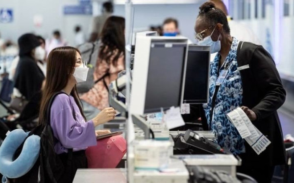 Έμπολα: Εξετάσεις για τους ταξιδιώτες που πέρασαν από την Ουγκάντα σε 5 αεροδρόμια των ΗΠΑ