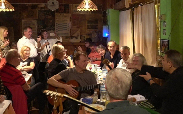 Ο Ντεσπλά στην ιστορική ταβέρνα «Δόμνα»