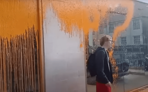 Ακτιβιστές ψέκασαν με μπογιά την βιτρίνα της Aston Martin στο Λονδίνο