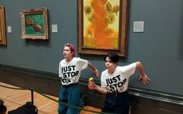 Βρετανία: Οι κατηγορίες εις βάρος δύο ακτιβιστριών που πέταξαν ντοματόσουπα στα «Ηλιοτρόπια» του βαν Γκογκ 