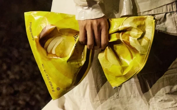 Άλλοι ψάχνουν τα... χαμένα πατατάκια κι άλλοι τα κάνουν τσάντες των 1.800 ευρώ! (βίντεο)