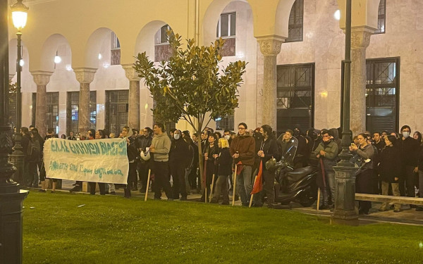 Διαμαρτυρία στο τμήμα Λευκού Πύργου για τον βιασμό της 19χρονης από αστυνομικούς