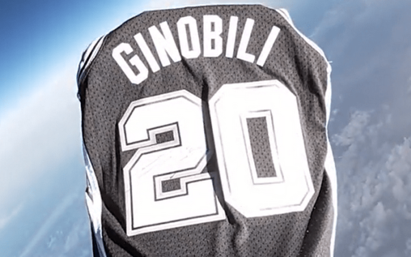 Μπάσκετ: Η φανέλα του Μανού Τζινόμπιλι ταξίδεψε στο Διάστημα (βίντεο)