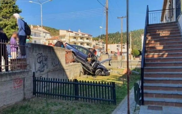 Καστοριά: Αυτοκίνητο έπεσε σε τοιχίο βρεφονηπιακού σταθμού (φωτ.)