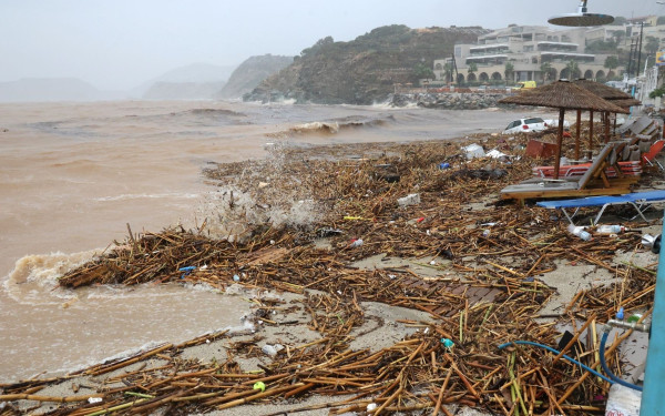 Κρήτη: Ένας νεκρός και δύο αγνοούμενοι από τη ραγδαία επιδείνωση του καιρού - Αγνώριστη πόλη η Σητεία (βίντεο)
