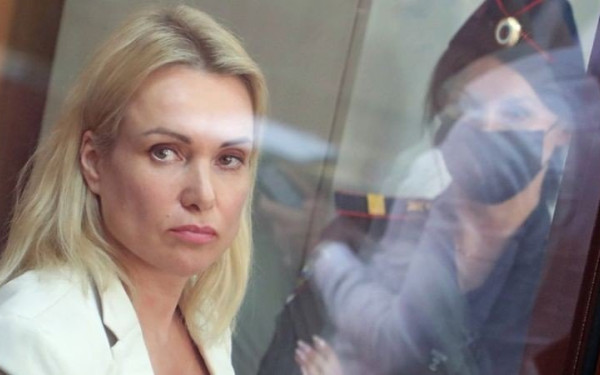 Ρωσία: Δικαστήριο διέταξε τη σύλληψη της δημοσιογράφου Μαρίνα Οφσιάνικοβα