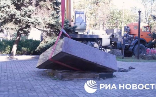 Μαριούπολη: Οι Ρώσοι ξήλωσαν μνημείο για τον Μεγάλο Λιμό - Δείτε το βίντεο