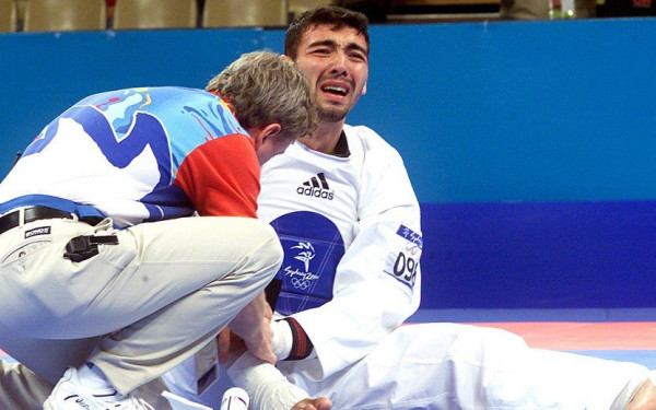 «Έσπασε, έσπασε, μαμά, έσπασε!»: Όταν ο Αλέξανδρος Νικολαΐδης έκανε την Ελλάδα να δακρύσει (βίντεο)