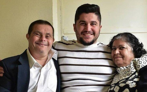 Όταν η ζωή συνθλίβει τα στερεότυπα: Ο Sader Issa, ο γιος άνδρα με σύνδρομο DOWN, έγινε οδοντίατρος (βίντεο)