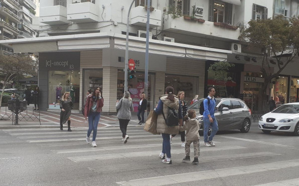 Δεν κατεβάζουν στόρια οι καταστηματάρχες, παρά την απόφαση του εμπορικού συλλόγου