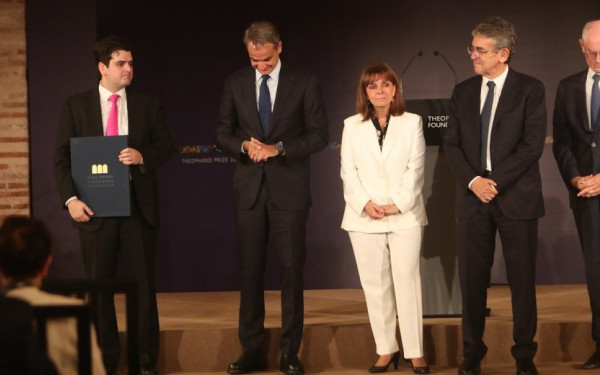 Στο «μαέστρο της ειρήνης»,  το βραβείο «Αυτοκράτειρα Θεοφανώ» (βίντεο, φωτ.)