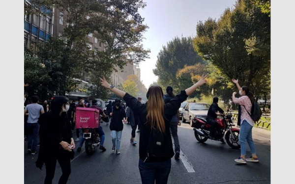 Ιράν: Συγκρούσεις διαδηλωτών με αστυνομικούς έξω από ένα νοσοκομείο και σε μια φοιτητική εστία 