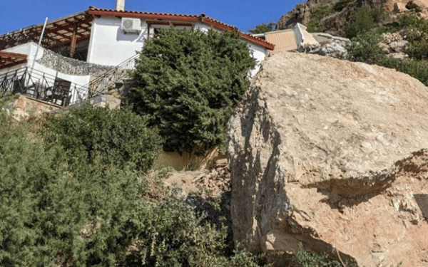 Εξηγήσεις του Ευθύμιου Λέκκα για το πώς προκλήθηκε η κατάρρευση βράχου στην Αγία Φωτιά 