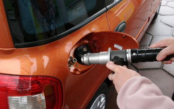 Πέφτει η τιμή του φυσικού αερίου κίνησης