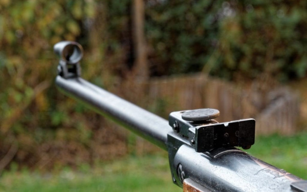 Παραλίγο τραγωδία στο Πλαγιάρι - Μπίλια αεροβόλου χτύπησε έναν 7χρονο