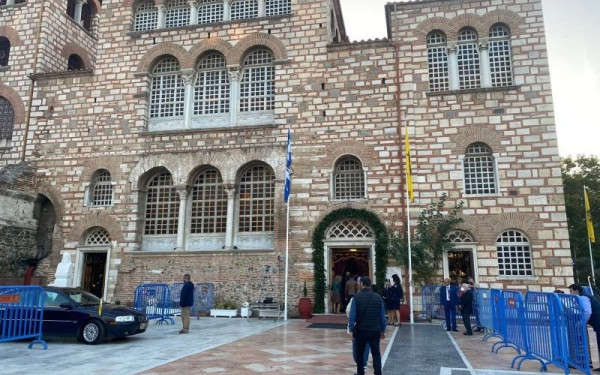 Πανηγυρικό το κλίμα στον Άγιο Δημήτριο - H άφιξη του μητροπολίτη Άνθιμου (βίντεο, φωτ.)