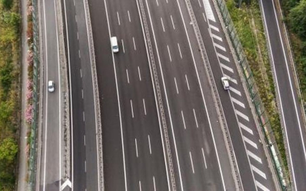 «Χιλιομετρικό φόρο» στα ηλεκτρικά αυτοκίνητα εξετάζει η Βρετανία