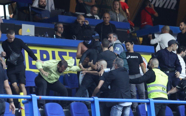 Μπάσκετ: Εισβολή κουκουλοφόρων και προσωρινή διακοπή στο Περιστέρι - ΑΕΚ (βίντεο)