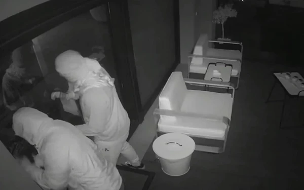 Θεσσαλονίκη: Καρέ-καρέ πώς οι διαρρήκτες ρημάζουν σπίτια στη Θέρμη - Δείτε βίντεο 