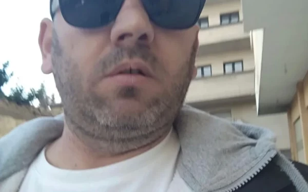 Παλαιό Φάληρο: Η στιγμή της παράδοσης του «βιαστή με το τατουάζ»  (βίντεο)