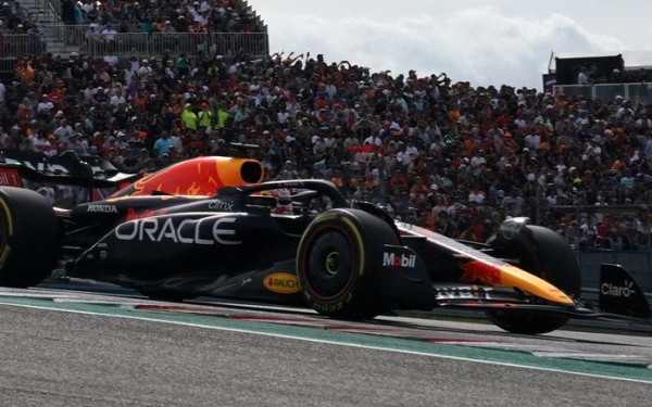 Φόρμουλα 1: Η νίκη του Φερστάπεν στο Τέξας έχρισε παγκόσμια πρωταθλήτρια τη Red Bull που πενθεί (βίντεο)