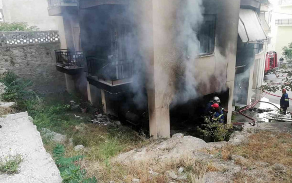 Καβάλα: Στις φλόγες τυλίχτηκε πυλωτή πολυκατοικίας (βίντεο)